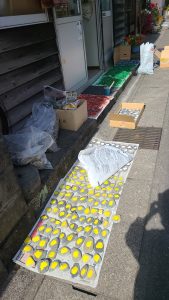 北川漁協役員の方々が石を約1000個拾って宝探しの準備。天気の良い日に色塗り（５色×２００個）(;^ω^)。